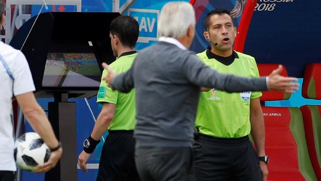 Teknologi Video Assistant Referee (VAR) menjadi penentu gol di Piala Dunia 2018 dalam pertandingan Prancis vs Australia di Stadion Kazan Arena, Sabtu (16/6).