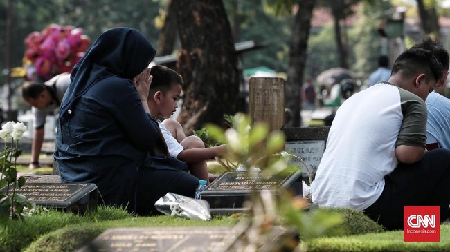 Suku Dinas Pertamanan dan Hutan Kota Administrasi Jakarta Selatan menyebut layanan ziarah dibatasi di 16 TPU yang tersebar di enam zona.