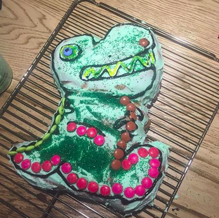 <p>Jadi ayah bukan berarti nggak bisa bikin kue ulang tahun untuk anaknya kan? (Foto: Instagram/ @chrishemsworth)  </p>