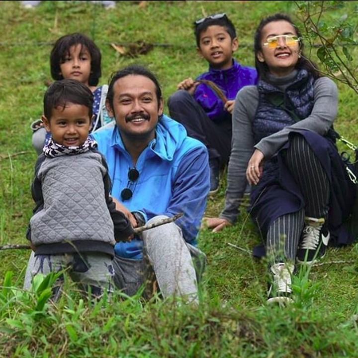 <p>Hmm, keluarga yang satu ini lagi melihat apa ya? (Foto: Instagram/ @widimulia)  </p>