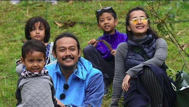 Kelucuan ketiga anak Dwi Sasono dan Widi Mulia kerap mencuri perhatian. Terutama si kecil Den Bagus yang super menggemaskan.