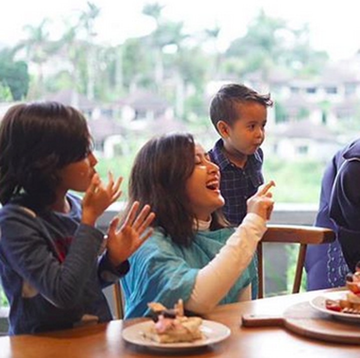 <p>Tuh, lagi makan aja gayanya kompak banget. (Foto: Instagram/ @widimulia)  </p>