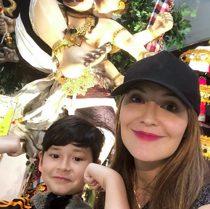 <p>Senang deh melihat kedekatan ibu dan anak ini. Bikin hati adem. He-he-he. (Foto: Instagram/ @tamarableszynskiofficial)  </p>