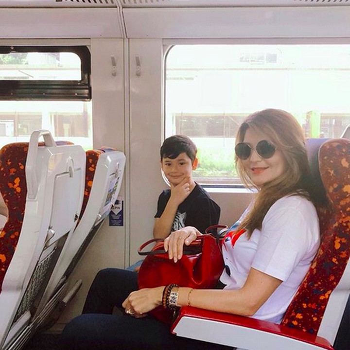 <p>Happy-nya Zou saat naik kereta bersama bunda. (Foto: Instagram/ @tamarableszynskiofficial)  </p>