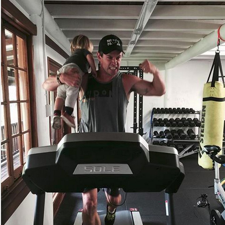 <p>Hmm, daripada si kecil rewel diajak nge-gym aja deh. Hi-hi-hi. (Foto: Instagram/ @chrishemsworth)  </p>