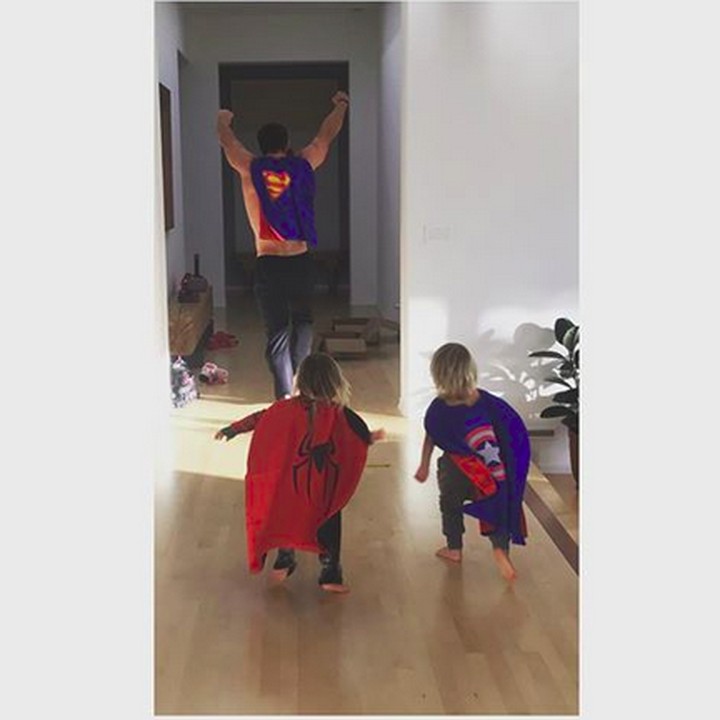 <p>Main bareng anak dengan memakai kostum superhero, kenapa nggak? (Foto: Instagram/ @elsapatakyconfidential)  </p>