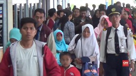 VIDEO: Arus Balik Stasiun Pasar Turi Mulai Padat