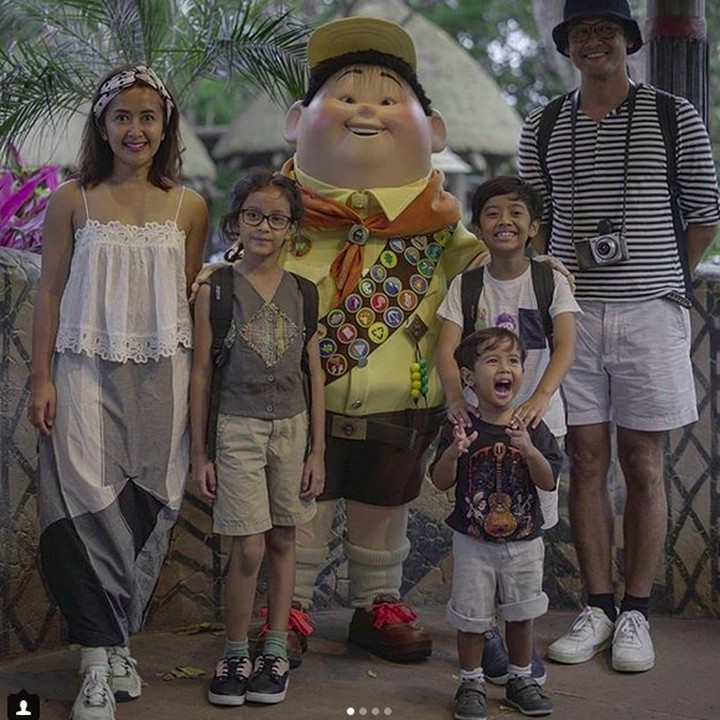 <p>Berfoto bersama salah satu karakter dalam film 'Up' nih. (Foto: Instagram/ @widimulia)  </p>