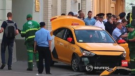 VIDEO: Taksi Tabrak Suporter Piala Dunia di Moskow