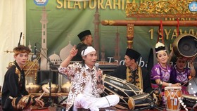 Seniman Sunda Iman Jimbot Meriahkan Idul Fitri 2018 di London