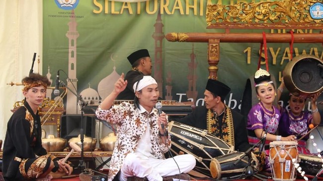 Seniman Sunda Iman Jimbot memeriahkan suasana Idul Fitri 1439H yang digelar Kedutaan Besar Republik Indonesia (KBRI) di London, Inggris, Jumat (15/6).