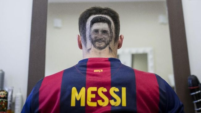 Demam Piala Dunia, Wajah Messi Jadi Tato Rambut dari Serbia Jika Anda termasuk orang yang suka mencoba-coba gaya rambut baru, maka tak ada salahnya untuk mencoba gaya rambut 'Lionel Messi atau Cristiano Ronaldo.'