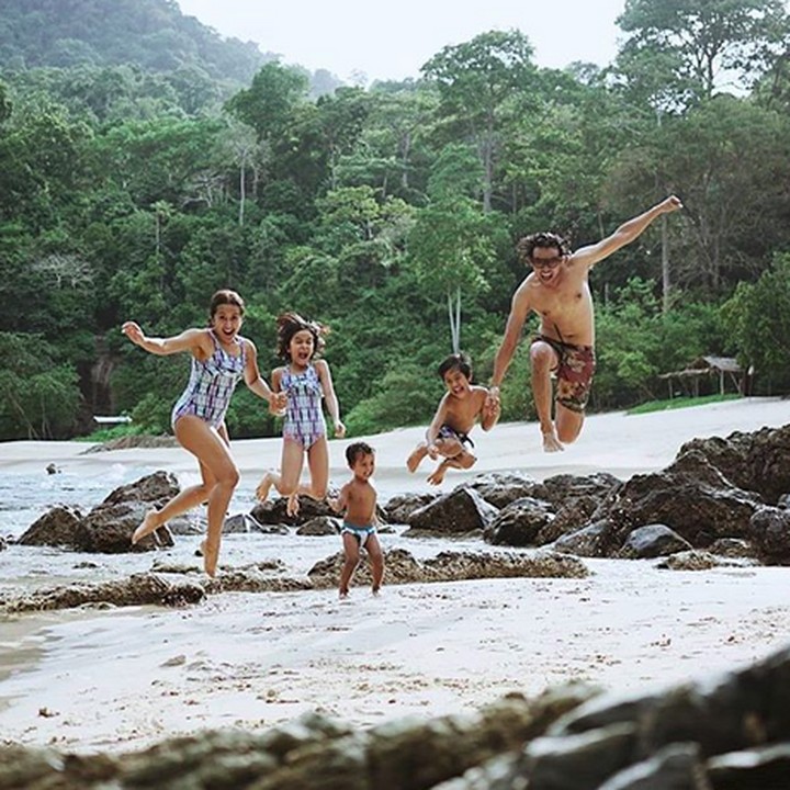 <p>Ayah Dwi dan Bunda Widi melompat bersama Dru (10), Widuri (8) dan Den Bagus (3). Yeay! (Foto: Instagram/ @widimulia)  </p>