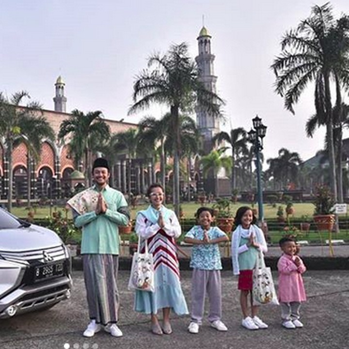 <p>Mengucapkan 'Selamat Idul Fitri' dengan formasi anak tangga nih. (Foto: Instagram/ @widimulia)  </p>