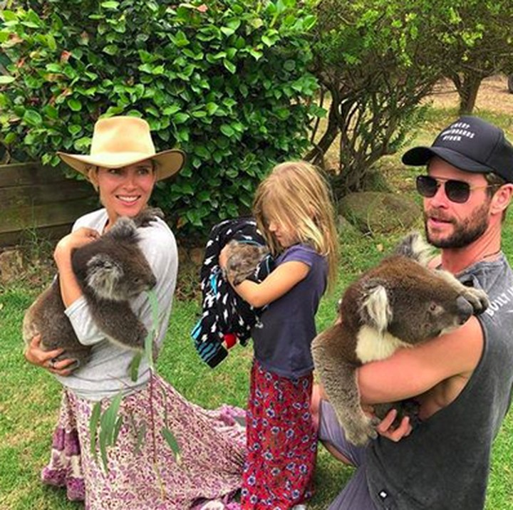 <p>Berpose bareng istri dan anak dengan memeluk koala nggak masalah kok buat Chris Hemsworth. (Foto: Instagram/ @elsapatakyconfidential)  </p>