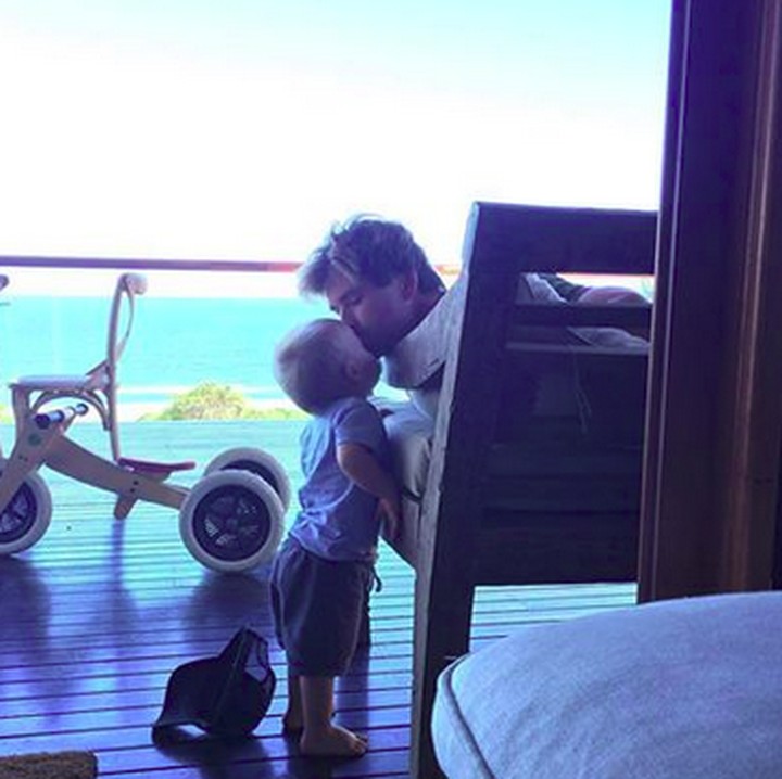 <p>Muah! Kecup sayang dari si kecil buat Ayah Chris. (Foto: Instagram/ @chrishemsworth)  </p>