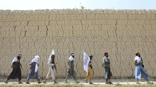 Kelompok Taliban mendesak pemerintah Afghanistan mengubah konstitusi menjadi lebih Islami sebagai syarat untuk memulai pembicaraan damai.