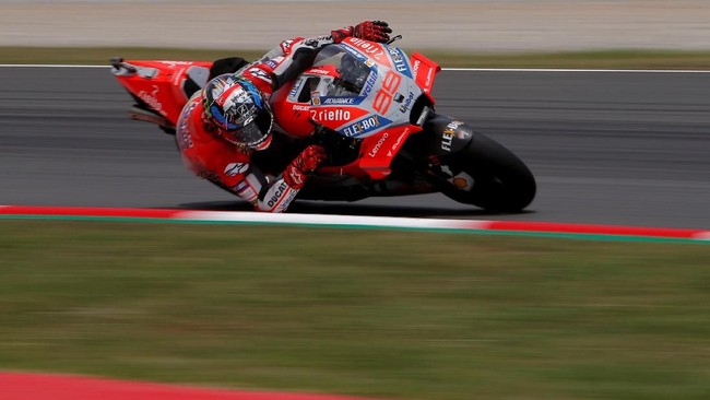 Pebalap Ducati Jorge Lorenzo tampil impresif pada latihan bebas kedua MotoGP Jerman di Sirkuit Sachsenring, Jumat (13/7), dengan mengalahkan Danilo Petrucci.