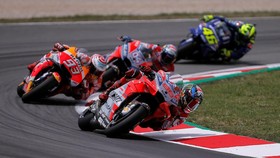 Lorenzo Menang MotoGP Catalunya, Kalahkan Marquez dan Rossi
