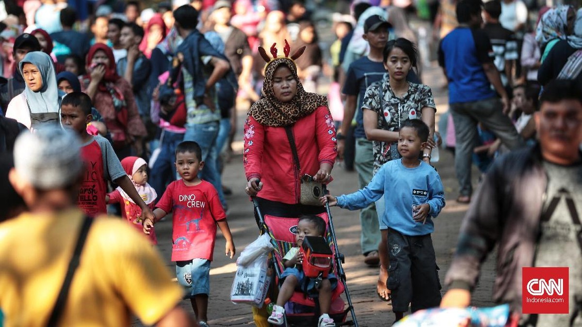 FOTO: Lebaran, Kala Ragunan Diserbu Wisatawan