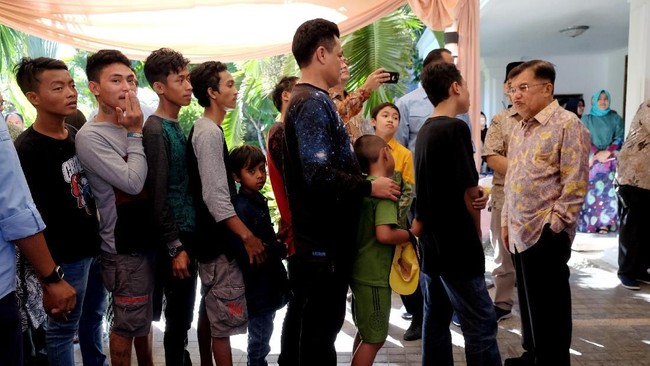Belasan ribu orang menghadiri open house yang digelar Wakil Presiden Jusuf Kalla di rumahnya di Makassar, Minggu (17/6).