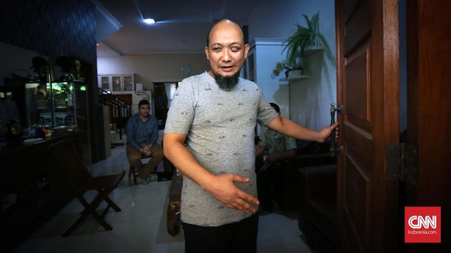 KPK menyatakan pelarangan Novel Baswedan bekerja diputuskan setelah dokter menyatakan ia tidak dalam kondisi siap usai menjalani operasi kecil.