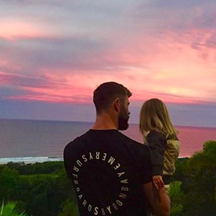 <p>Hmm, apa ya yang sedang dibicarakan ayah dan anak ini? (Foto: Instagram/ @chrishemsworth)  </p>
