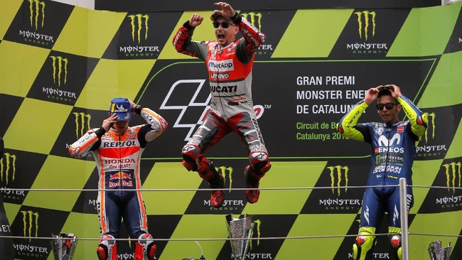Pebalap MotoGP Jorge Lorenzo membeberkan pernah berpesta dan menari bersama dengan Valentino Rossi dan Marc Marquez di luar lintasan MotoGP.