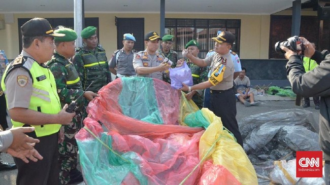 Setelah diterbitkan aturan pelarangan balon udara, Menhub Budi Karya Sumadi menyatakan di Jawa setidaknya 100 balon udara telah disita polisi pekan ini.