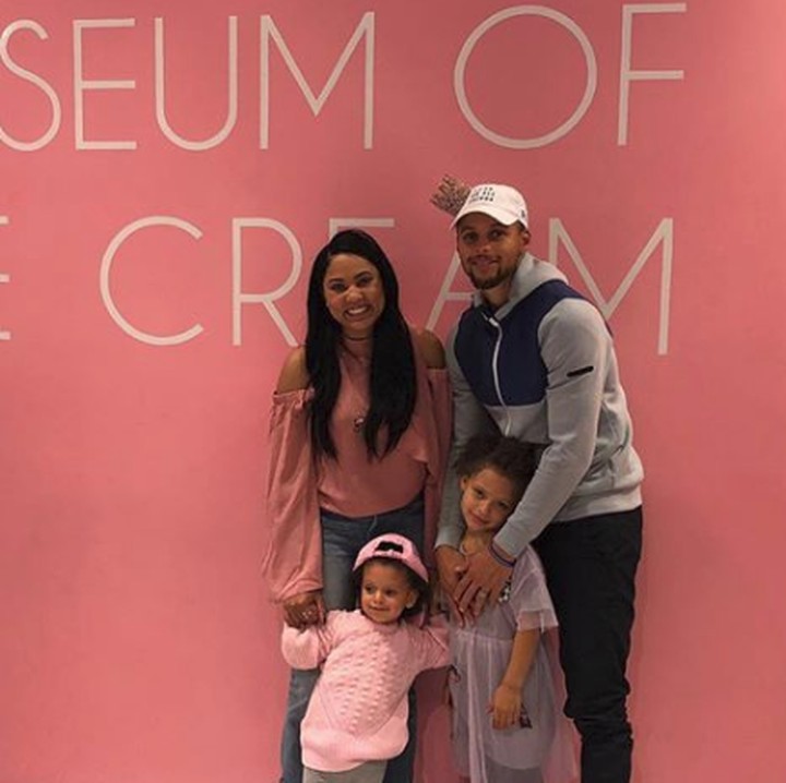 <p>Meski terbilang muda usianya saat punya anak, tapi Stephen Curry bisa dibilang sukses menjalani perannya sebagai ayah untuk dua anak perempuannya lho. (Foto: Instagram @stephencurry30)</p>