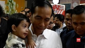VIDEO: 1,5 Jam Jokowi Temani Cucunya Bermain di Transmart