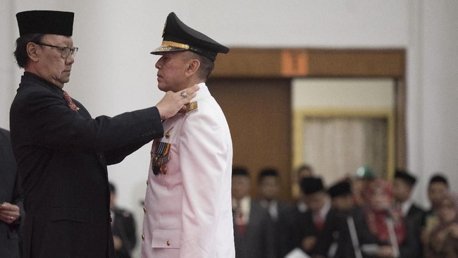 Politikus Partai Demokrat Ferdinand Hutahaen menduga Komjen Iriawan akan memihak salah satu calon di Pilgub Jabar.