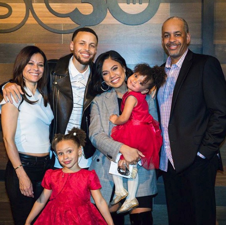 <p>Potret lengkap keluarga Stephen Curry. Mulai dari kakek, nenek hingga si bungsu Ryan. (Foto: Instagram @stephencurry30)</p>