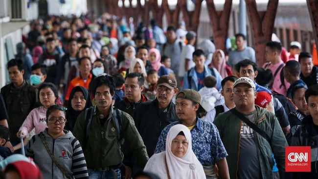Perantau kembali ke Jakarta usai berlebaran di kampung halamannya. Ibu kota jadi menjadi pilihan sebagian warga untuk mencari nafkah.