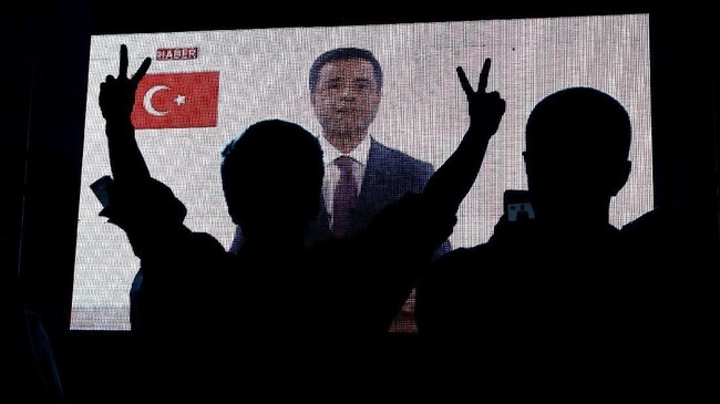 Menjelang pilpres, kandidat presiden Turki, Selahattin Demirtas, tampil di TV dari balik sel penjara untuk menyampaikan pidato celaan terhadap rezim pemerintah.