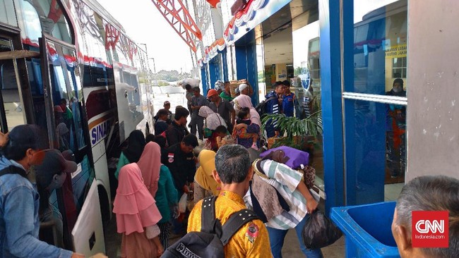 Petugas mencatat, jumlah penumpang pada Rabu (6/3) melebihi 5.000 orang atau melonjak lebih dari tiga kali lipat saat hari normal.
