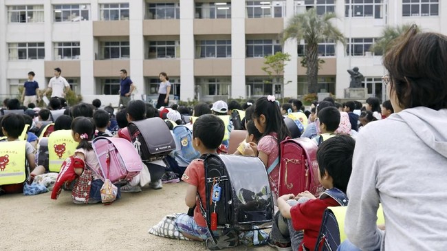 Lebih dari 200 orang dilaporkan terluka akibat gempa 6,1 skala Richter di Osaka, Jepang, Senin (18/6). Namun, KJRI di Osaka memastikan tak ada WNI jadi korban.
