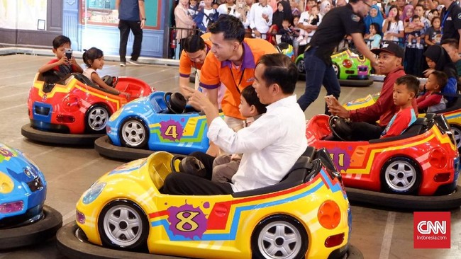 Jokowi dan cucunya Jan Ethes Srinarendra bermain sejumlah wahana permainan di Transmart Yasmin, Bogor. Jokowi bermain bumper car hingga basket.