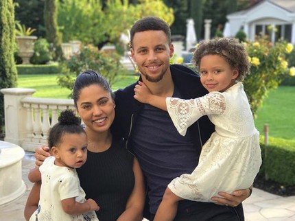 Potret Harmonis Keluarga Kecil Pebasket Stephen Curry