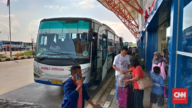 Sejak H+1 hingga H+3 siang, Terminal Pulogebang menerima 4.993 penumpang kembali. Penumpang yang diberangkatkan dalam arus mudik mencapai 71.114 orang.