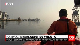 Petugas Melakukan Patroli Untuk Mencari Buaya