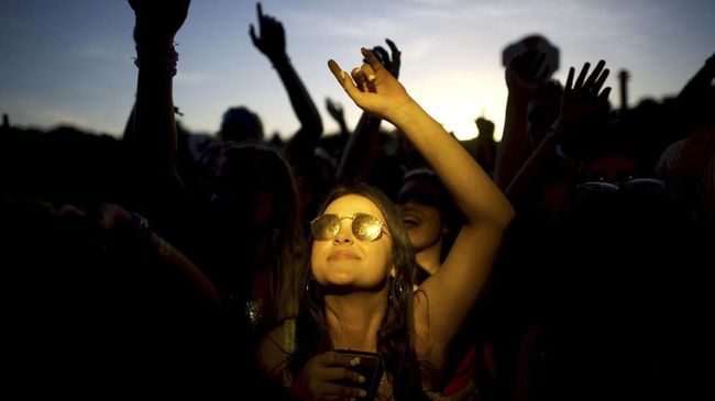 Seorang pengunjung bernama Andrew Cole (19) dinyatakan meninggal. Sebanyak 23 pengunjung lain dari festival musik 'Hard Summer' pun dilarikan ke rumah sakit.
