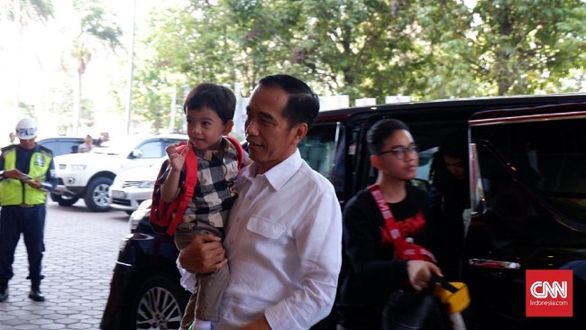 Presiden Joko Widodo mempersilakan putra sulungnya, Gibran Rakabuming Raka, mencalonkan diri sebagai Wali Kota Solo.
