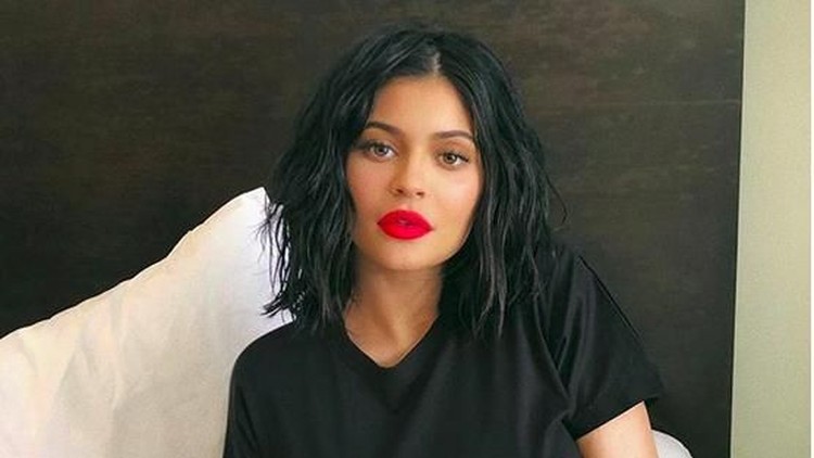 Beberapa bulan lalu, Kylie Jenner melahirkan putri kecilnya Stormi. Baginya Stormi adalah hadiah yang paling luar biasa.