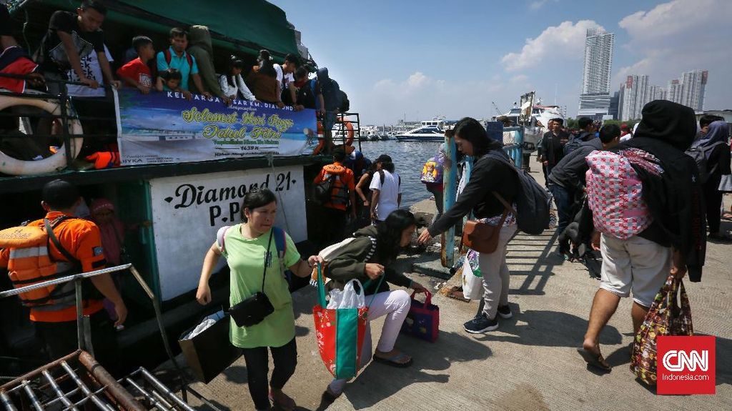 2,9 Ton Sampah Sisa Pesta Tahun Baru Diangkut dari Kepulauan Seribu