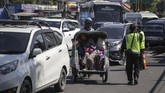 FOTO : Potret Lelah Kaum Urban dalam Arus Balik Lebaran 2018 Setelah lelah terlibat dalam kemacetan dan kepadatan lalu lintas pada mudik pekan lalu, kini kaum urban terlibat arus balik usai rayakan lebaran di kampung.