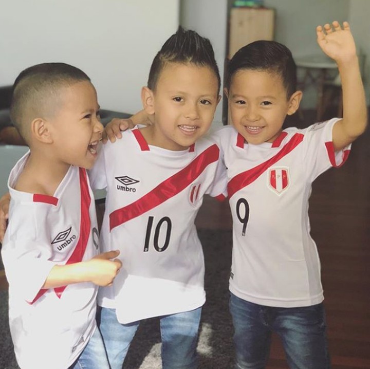 <p>Karena mereka bertiga berasal dari Peru, jadi semangat dan bangga banget nih pakai jersey Peru. (Foto: Instagram @its_threekiddos)</p>