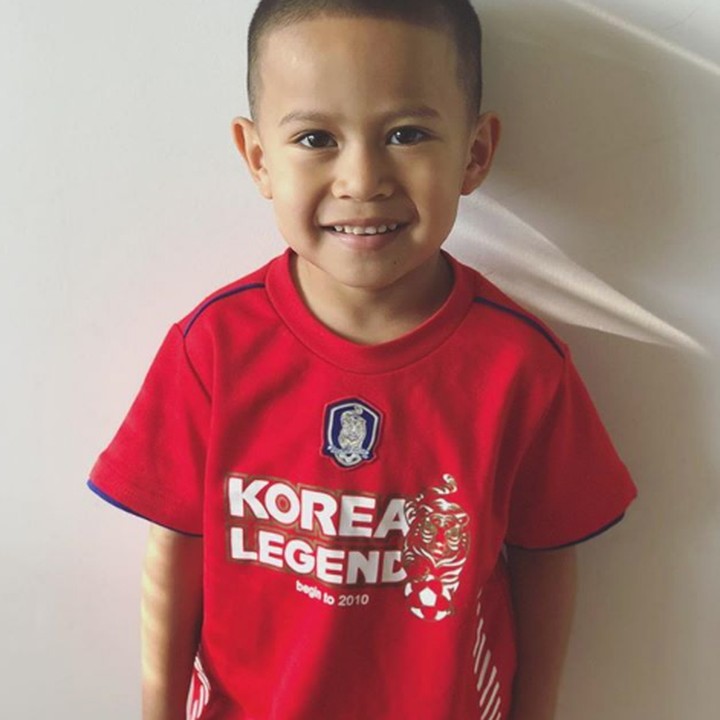 <p>Meskipun kemarin Korea kalah dari Swedia, tetap senyum ya, Nak. (Foto: Instagram @its_threekiddos)</p>