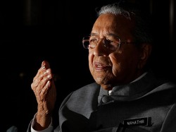 Mahathir Sebut Ketidakpastian Politik Tak Berakhir dengan Anwar Jadi PM