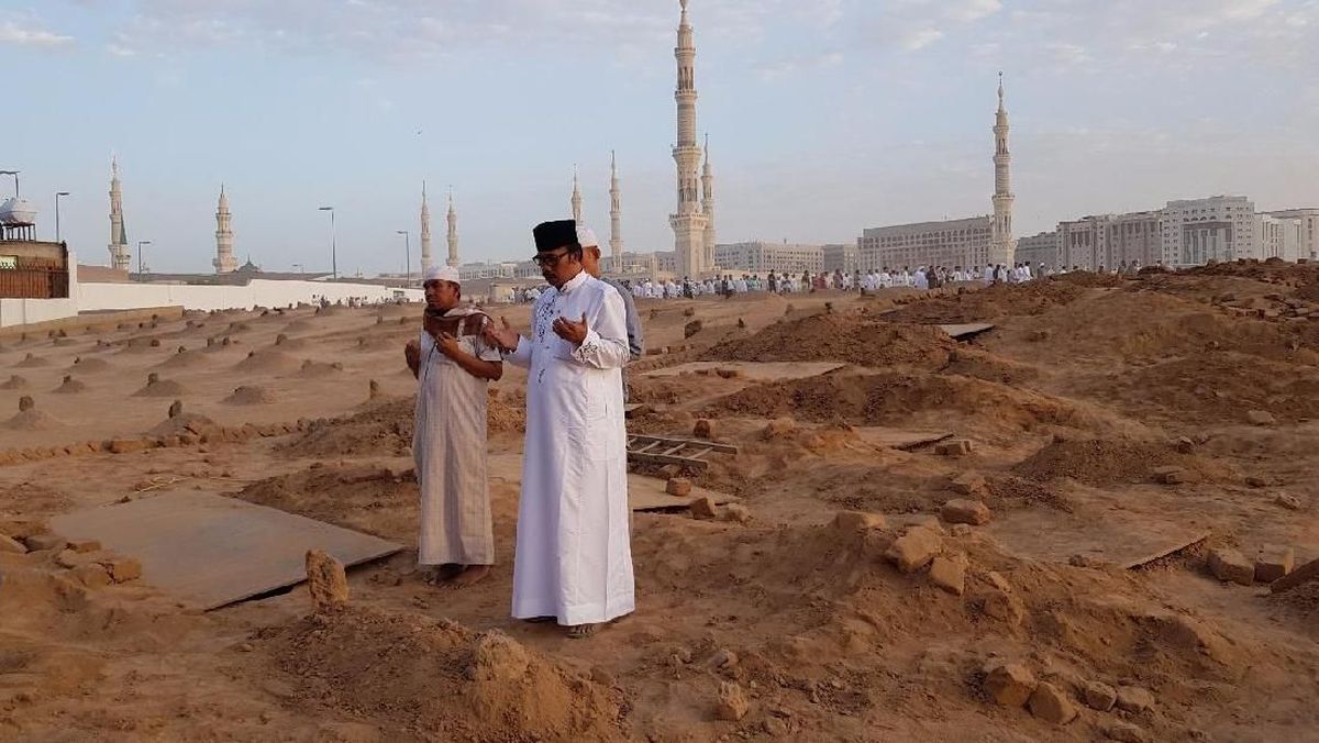 Jemaah Haji Asal Sidoarjo Meninggal di Pesawat, Dimakamkan di Madinah